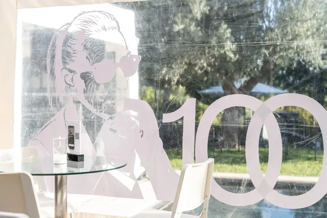 Dekoration des Festes: eine große „100“ und Mémés Silhouette mit Sonnenbrille, in Schwarz-Weiß