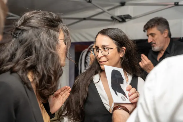 Gäste entdecken und vergleichen ihre beim Fest geschnittenen Scherenschnittporträts