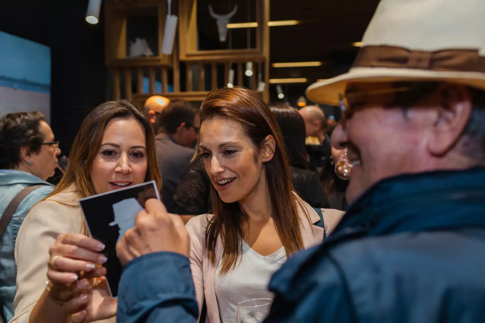 Begeisterte Gäste mit ihrem fertigen Scherenschnittporträt bei einem Live-Event