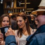 Scherenschnittkünstler für Veranstaltungen. Die Beste Künstlerische Animation Für Ihre Event.